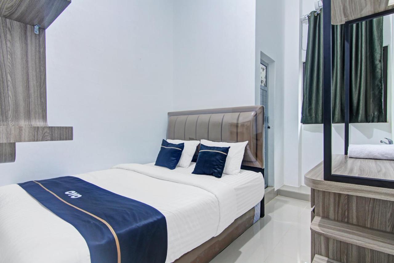 Oyo 90704 Nabila Residence Syariah Padang Kültér fotó