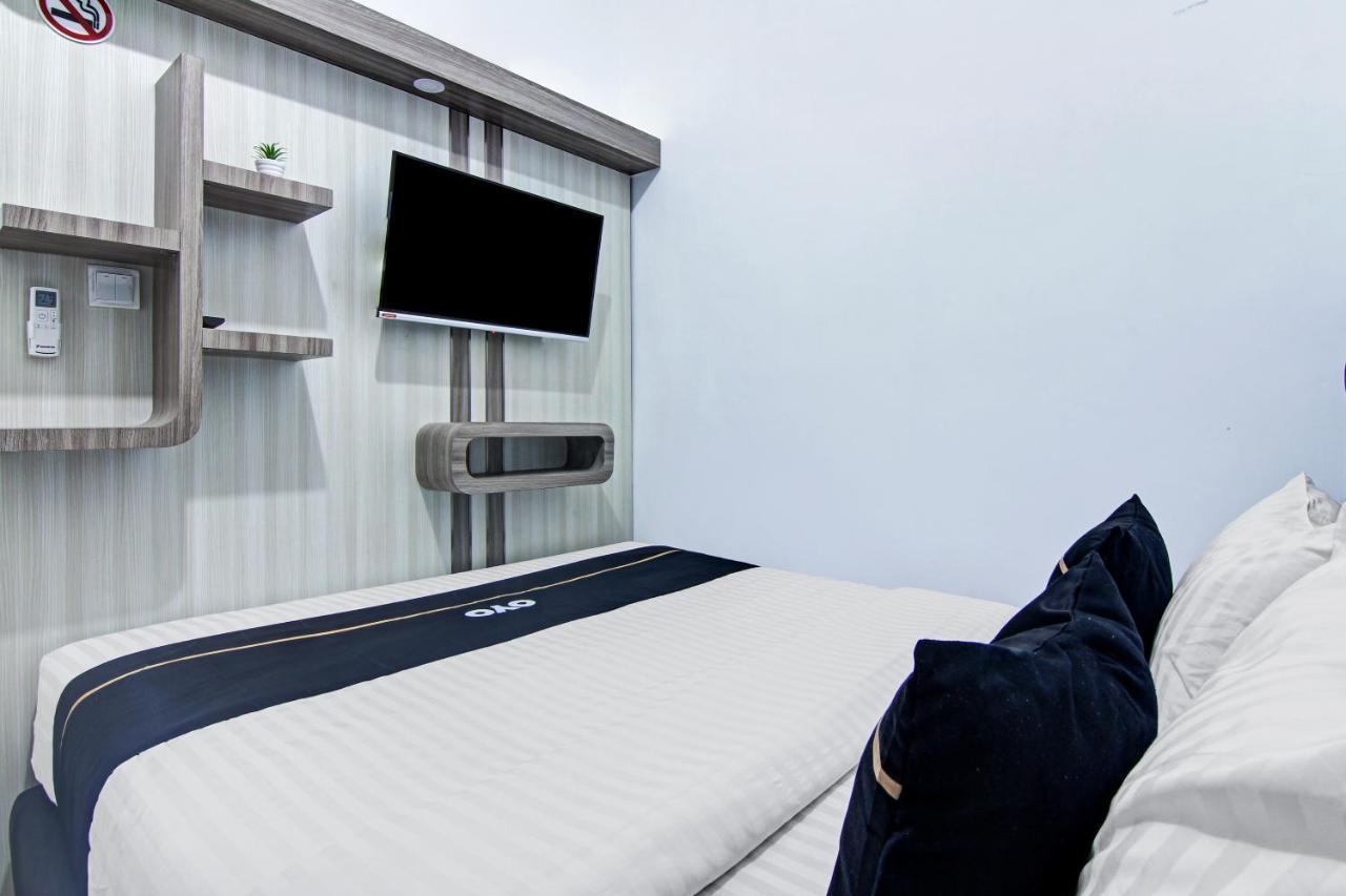 Oyo 90704 Nabila Residence Syariah Padang Kültér fotó