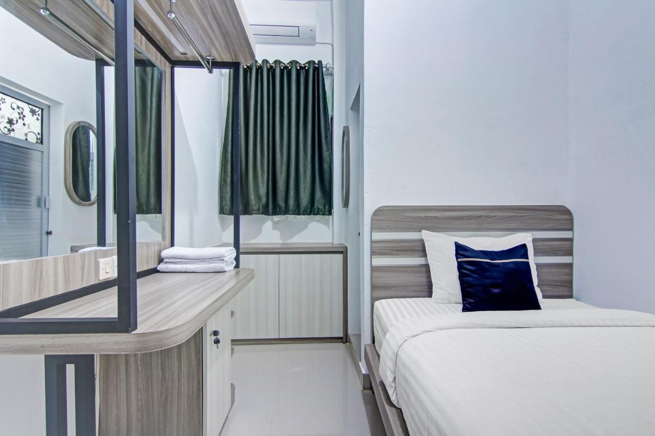 Oyo 90704 Nabila Residence Syariah Padang Kültér fotó